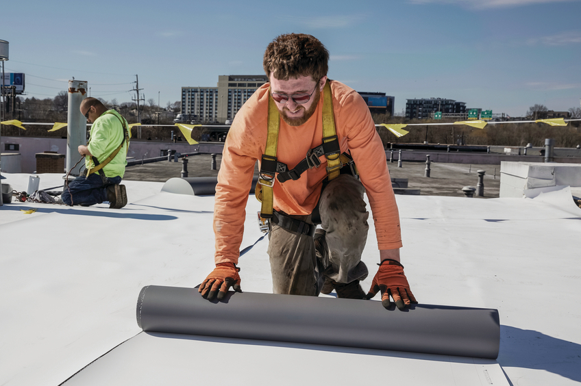 roofer-preparing-work-on-roof